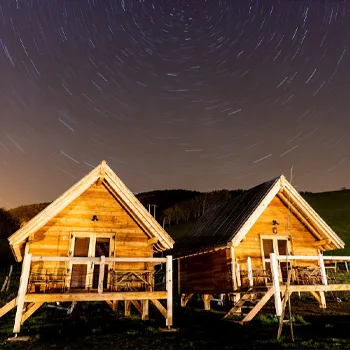 Vista nocturna de las cabañas de madera del Camping Izarpe