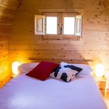 Vista interior de uno de los Pods del Camping Izarpe