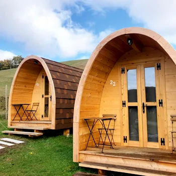 Vista de la entrada de dos pods del Camping Izarpe
